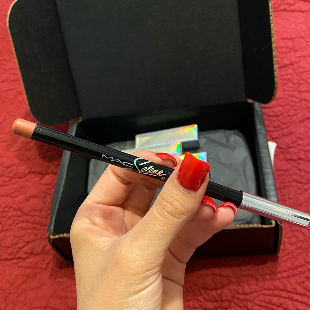 SOLD OUT LIMITED EDITION. MAC SELENA PENCIL 💄 💜